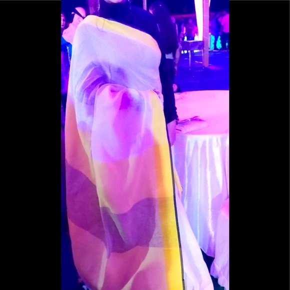 ❌❌SOLD❌❌Beautiful original linen saree in off white n yellow colour with tassels - Picture 2 of 9